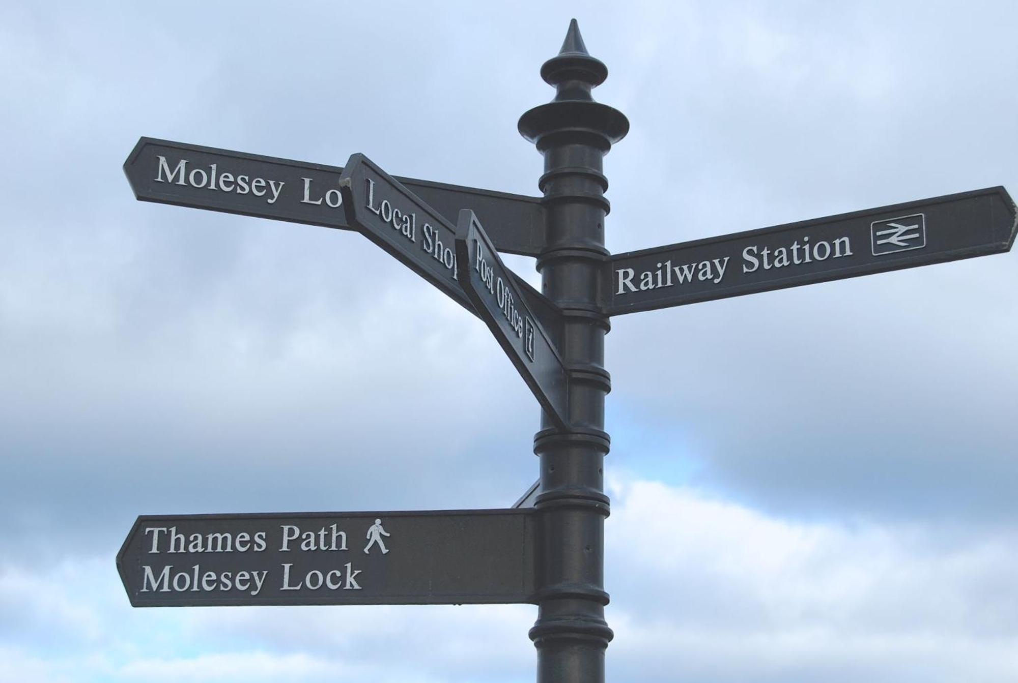 Hampton Court Snug Walk To Train & Palace Ийст Молзи Екстериор снимка